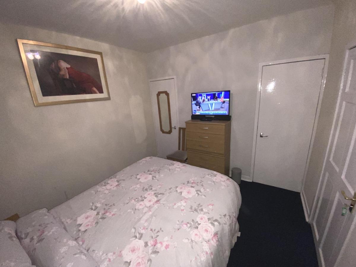 Private Lounge&Double Room Kilwinning Exterior foto